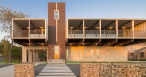 Самые потрясающие дома из контейнеров (видео)